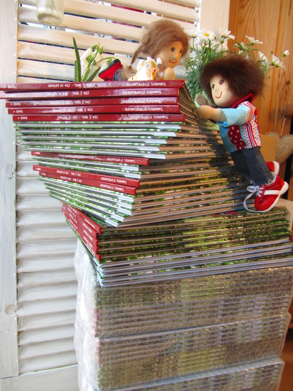 Ida & Emil bestaunen die erste Auflage ihres Abenteuers